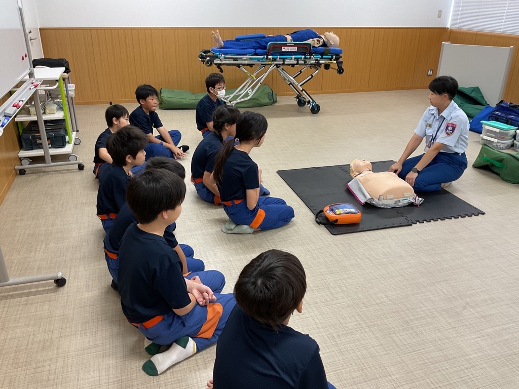心臓マッサージを学ぶクラブ員