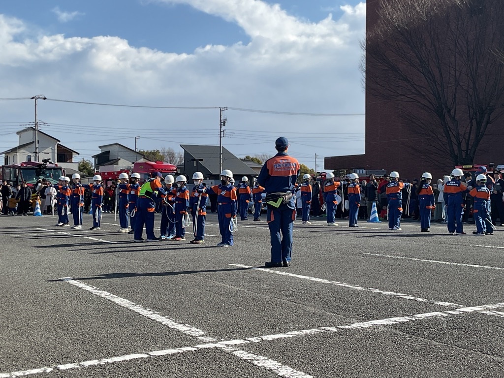 出初式で訓練披露をするクラブ員