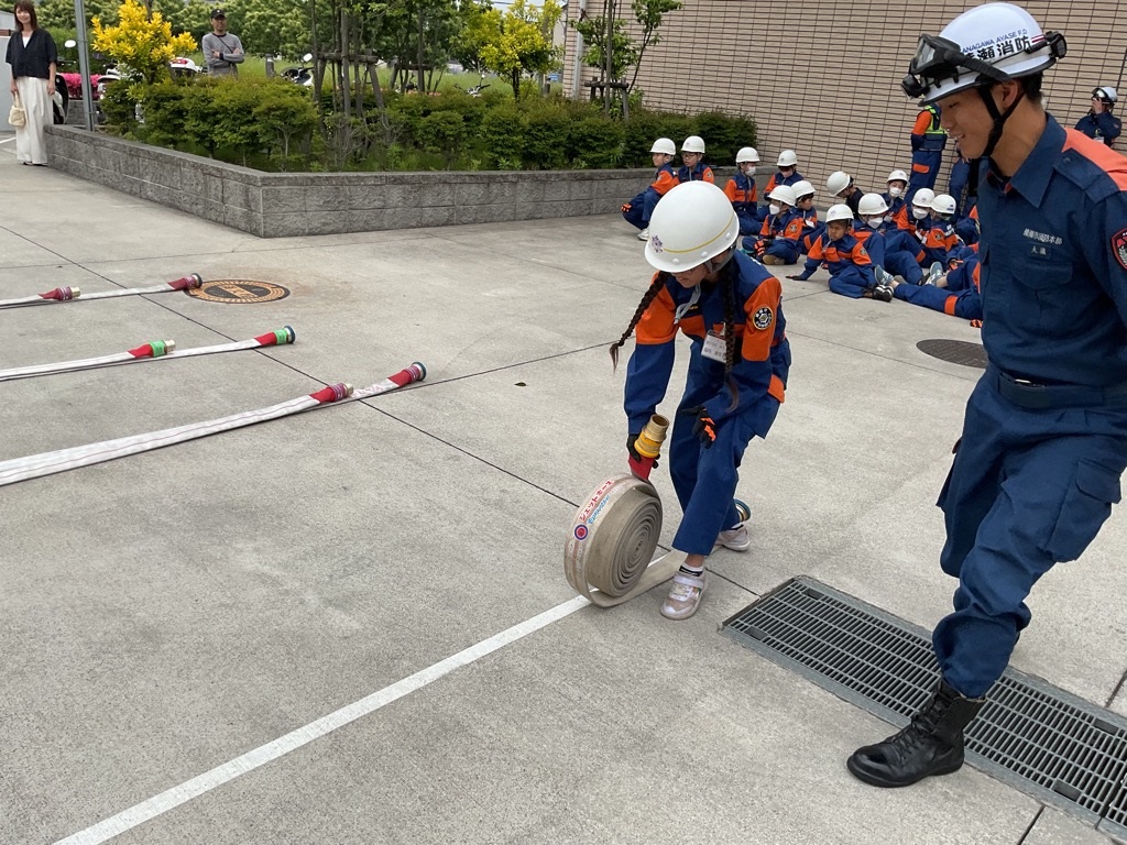 ホース収納方法を学ぶ子供達