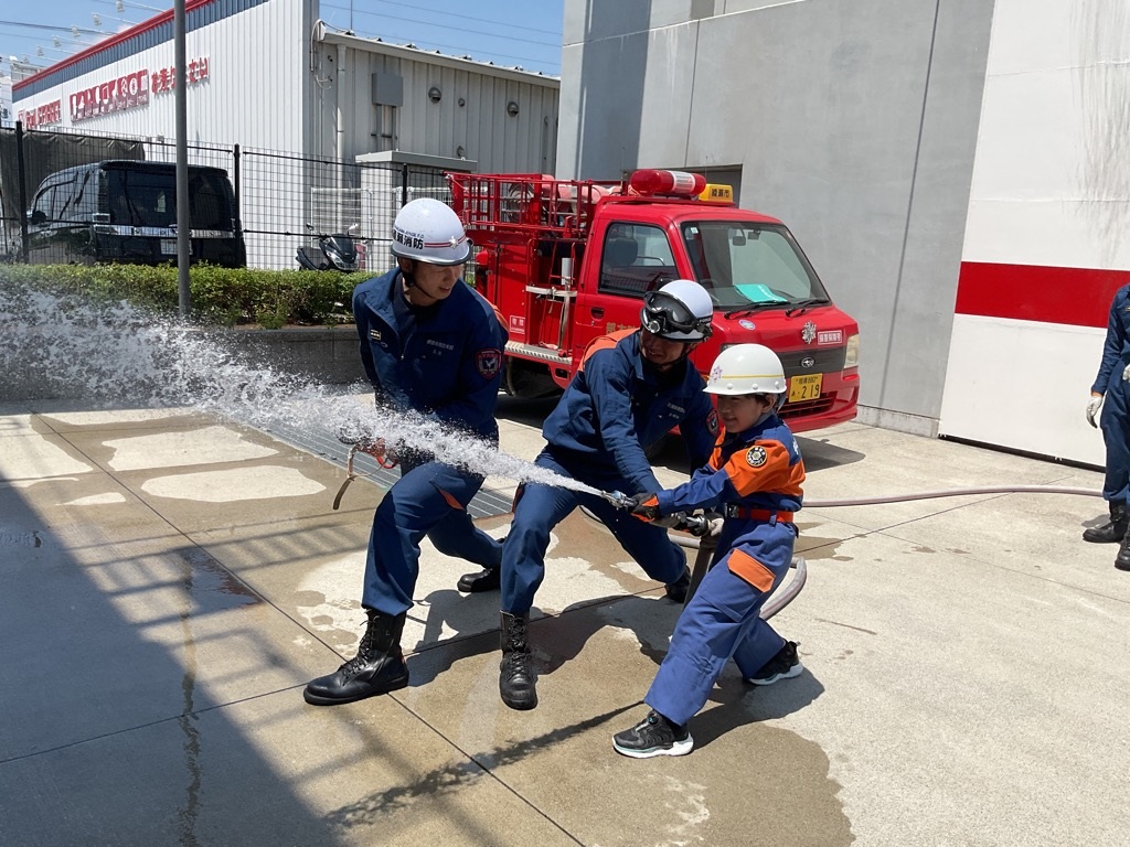 放水訓練を初めて体験する少年消防クラブ員