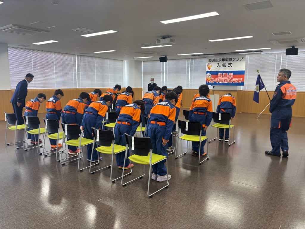 全体で敬礼をしている写真