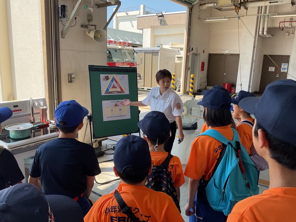 火災が起きるメカニズムを学ぶ少年消防クラブ員