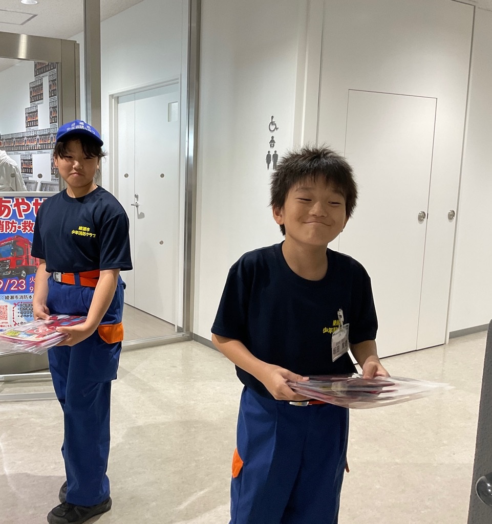 啓発物品を配布する少年消防クラブ員