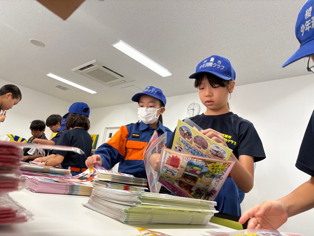 啓発物品を詰め込む少年消防クラブ員
