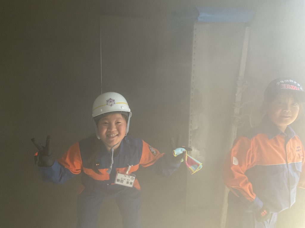 煙体験で海老名市少年消防クラブ員と一緒に