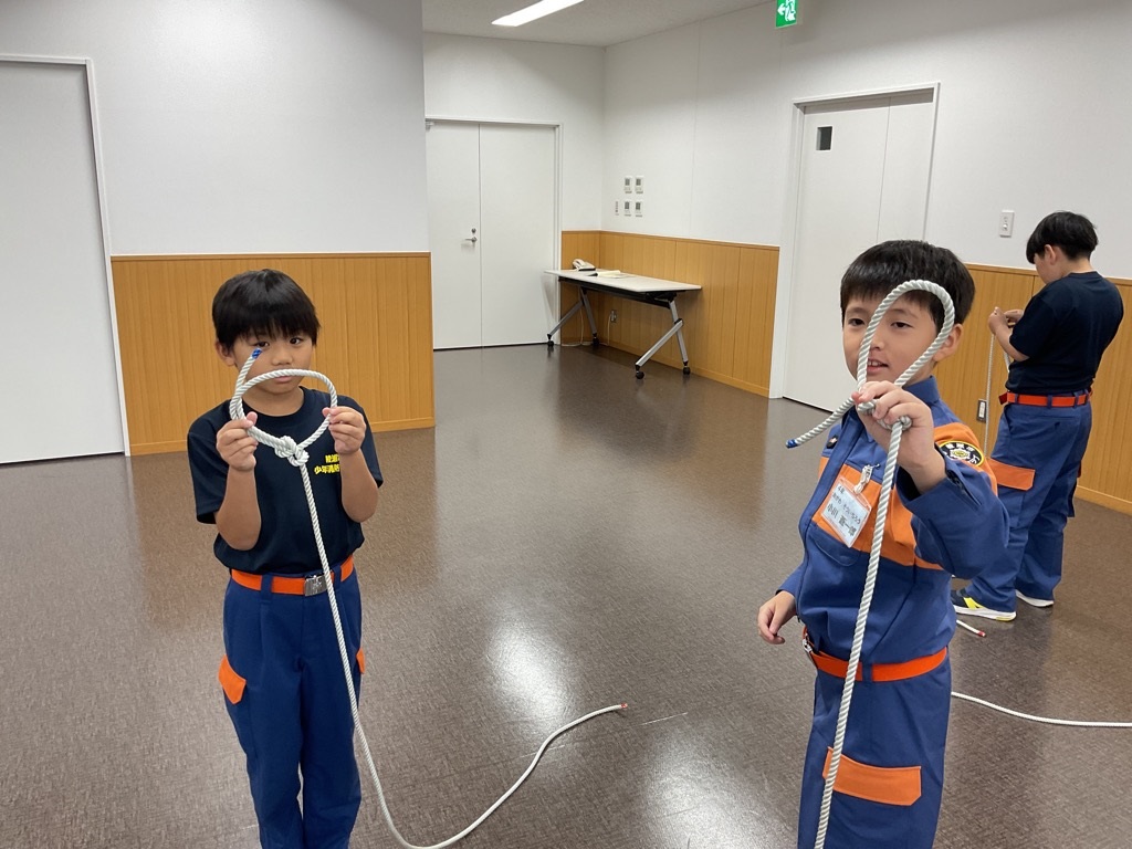 結索訓練をするクラブ員
