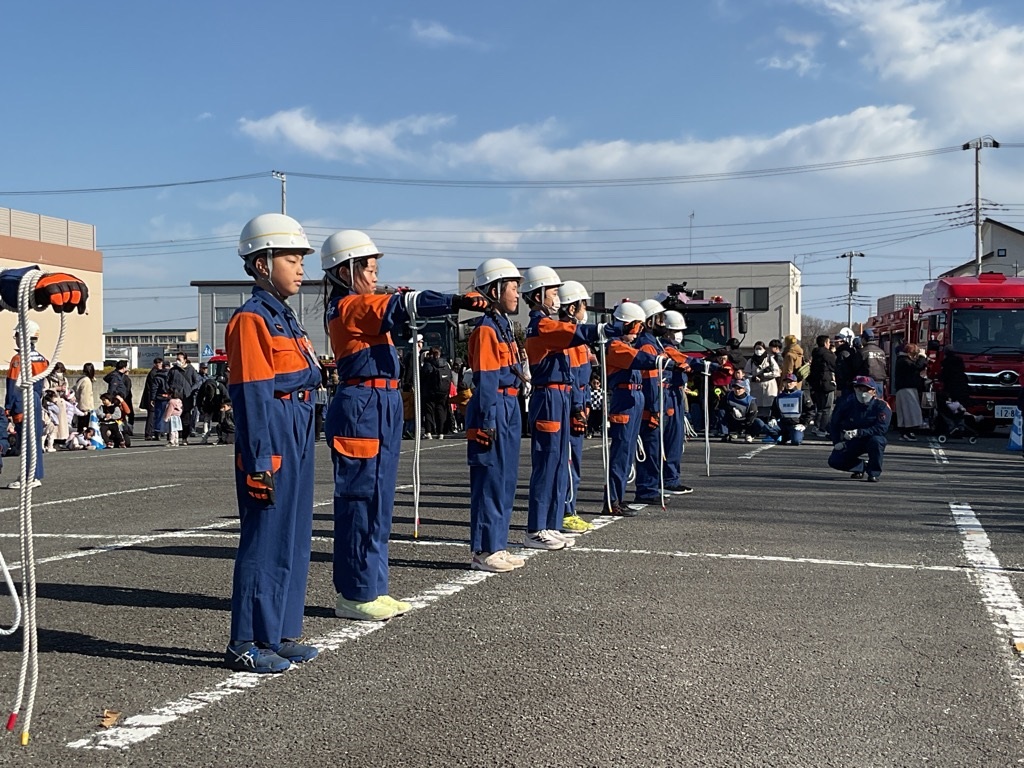 結索訓練を披露する子供達