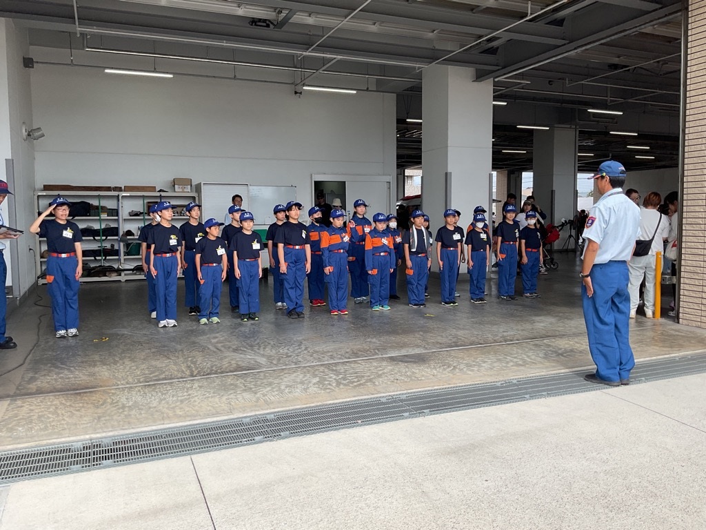 訓練礼式を車庫で実施