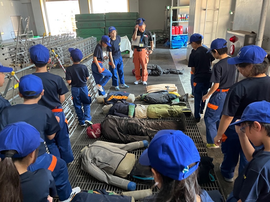 消防学校の訓練資機材を見学する子供達