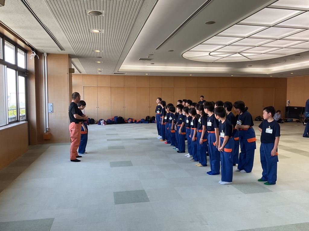 消防学校の教官に礼式訓練を学ぶ子供達