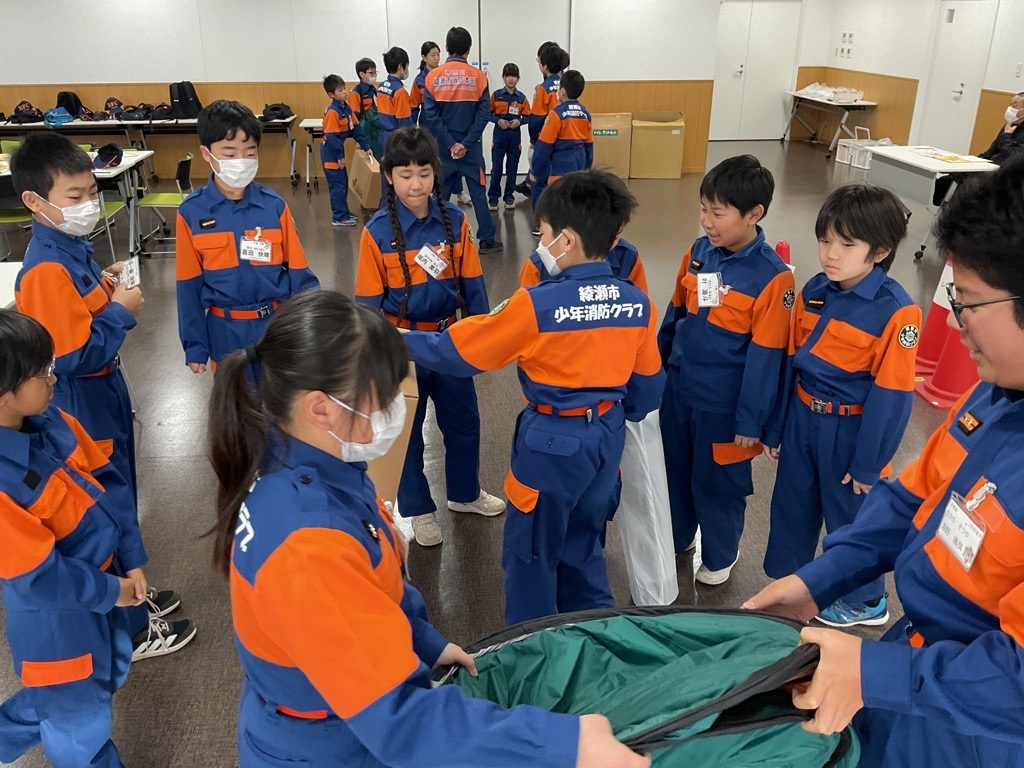 協力してテントを立てている写真