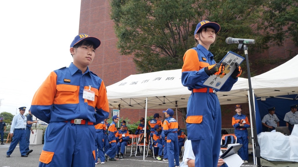 指導員が解説している写真