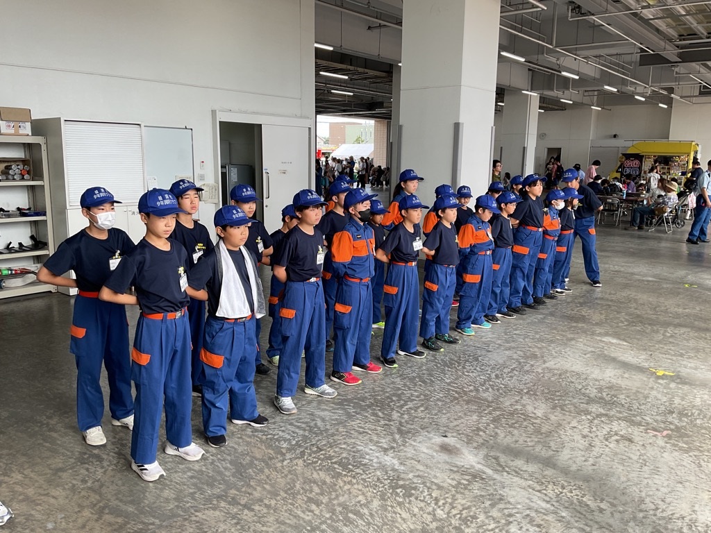 車庫内で訓練礼式