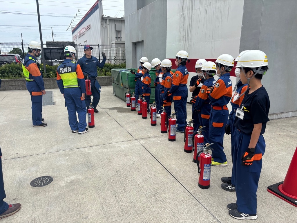 消火器の取扱を学ぶ子供達