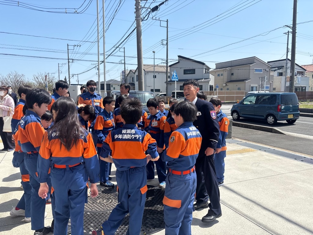 耐震性貯水槽の説明を受けるクラブ員