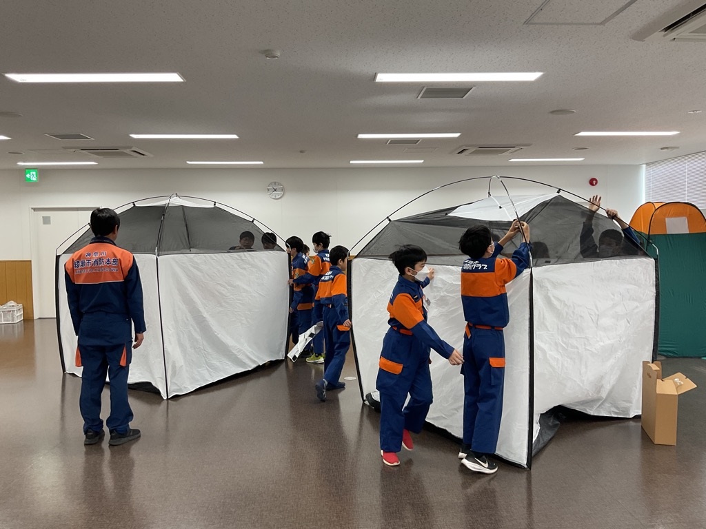 テントを協力して立てている写真