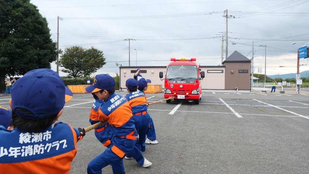 少年消防クラブ員が綱引きをしている写真