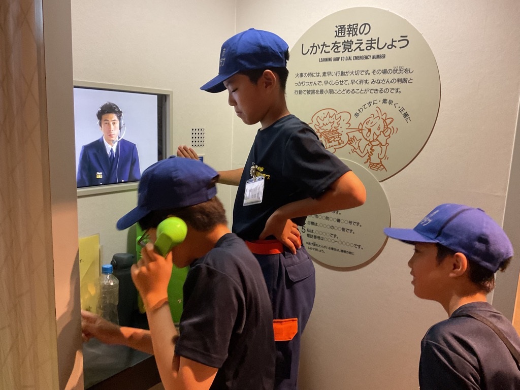 通報体験をする子供たち