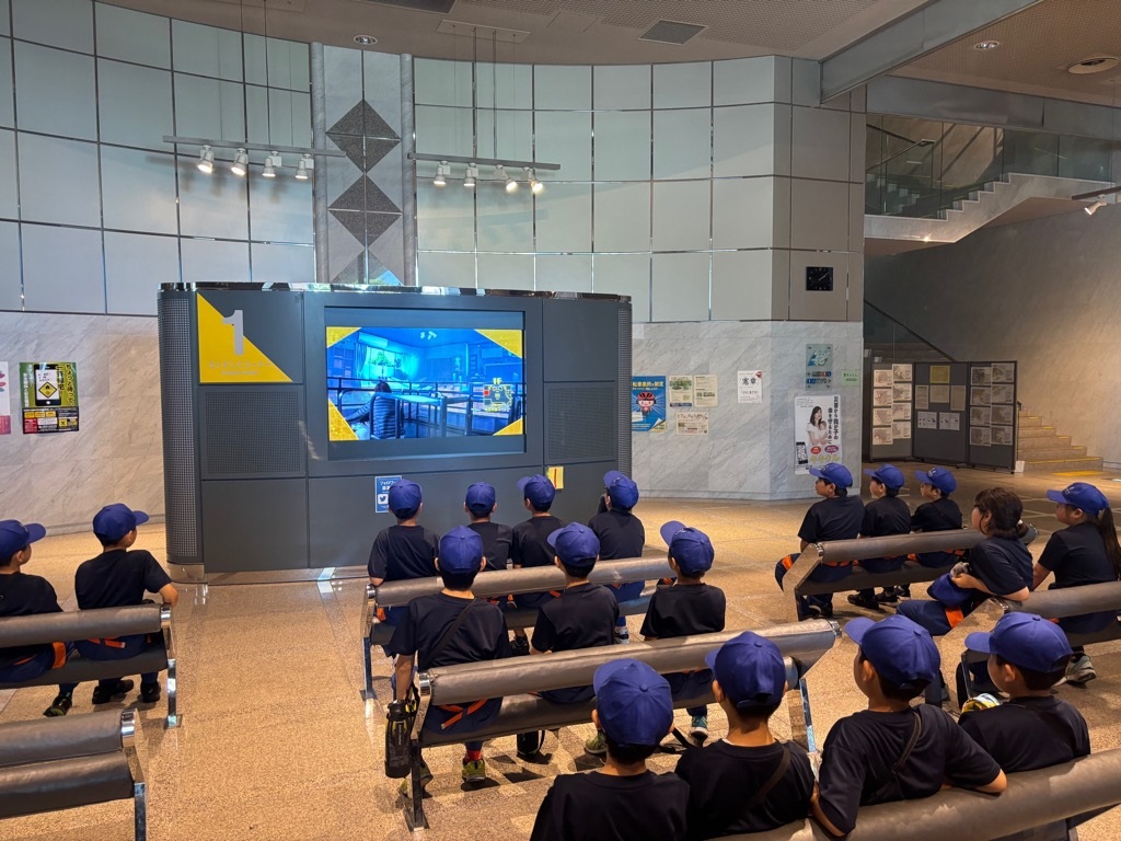 防災関係の映像を見る子供達