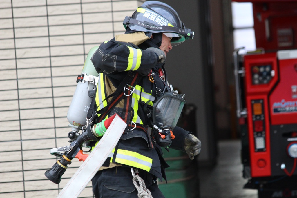 筒先ホースを搬送している写真