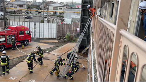 三連はしごによる屋内進入訓練