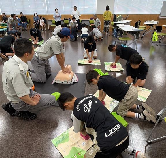 胸骨圧迫の練習を行っている様子