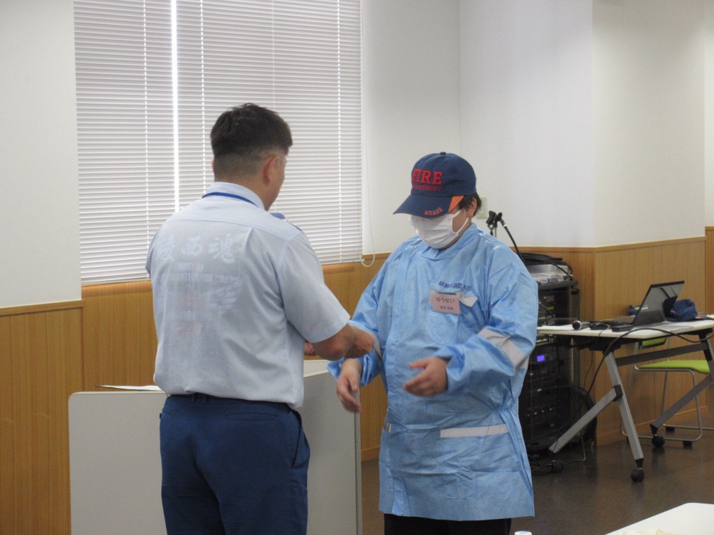 コース修了後修了証を授与している様子（1日目）