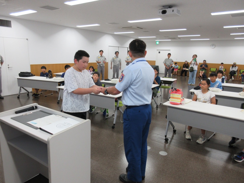 コース修了後修了証を授与している様子（2日目）