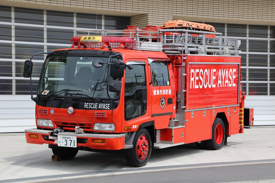 赤い車体の横に「RESCUE AYASE」と大きく白文字で書かれている救助工作車の写真