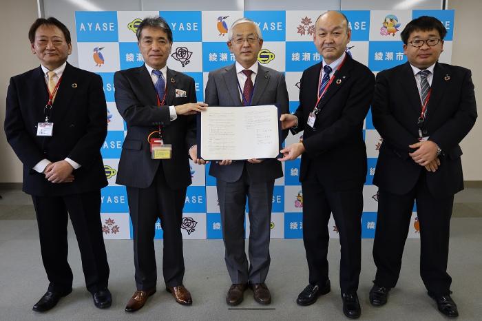 日本郵便株式会社との包括連携協定締結式の様子